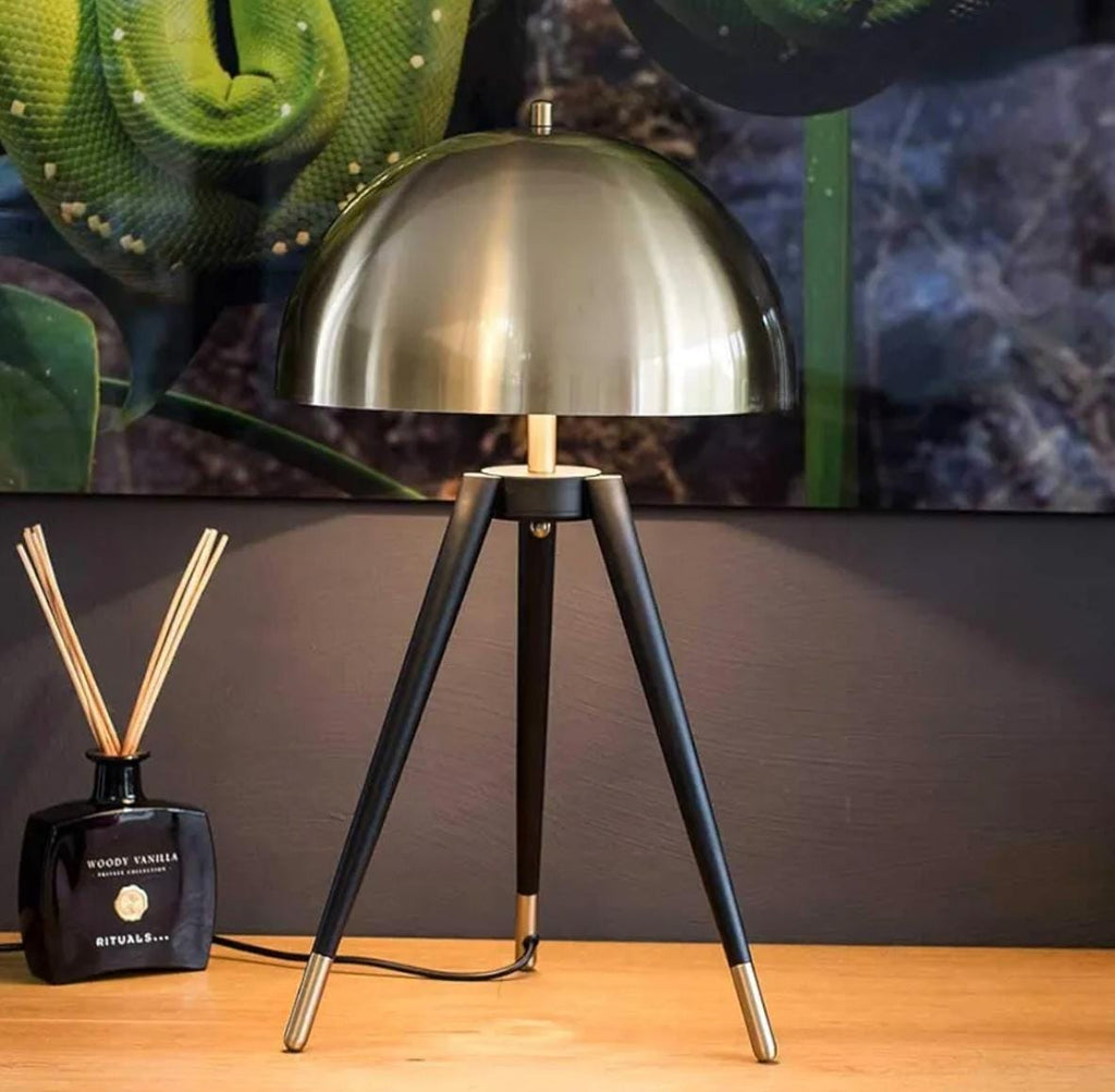 Lampada da Tavolo a Treppiede con Paralume Dorato in Metallo, Attacco E27, Ф30x62cm